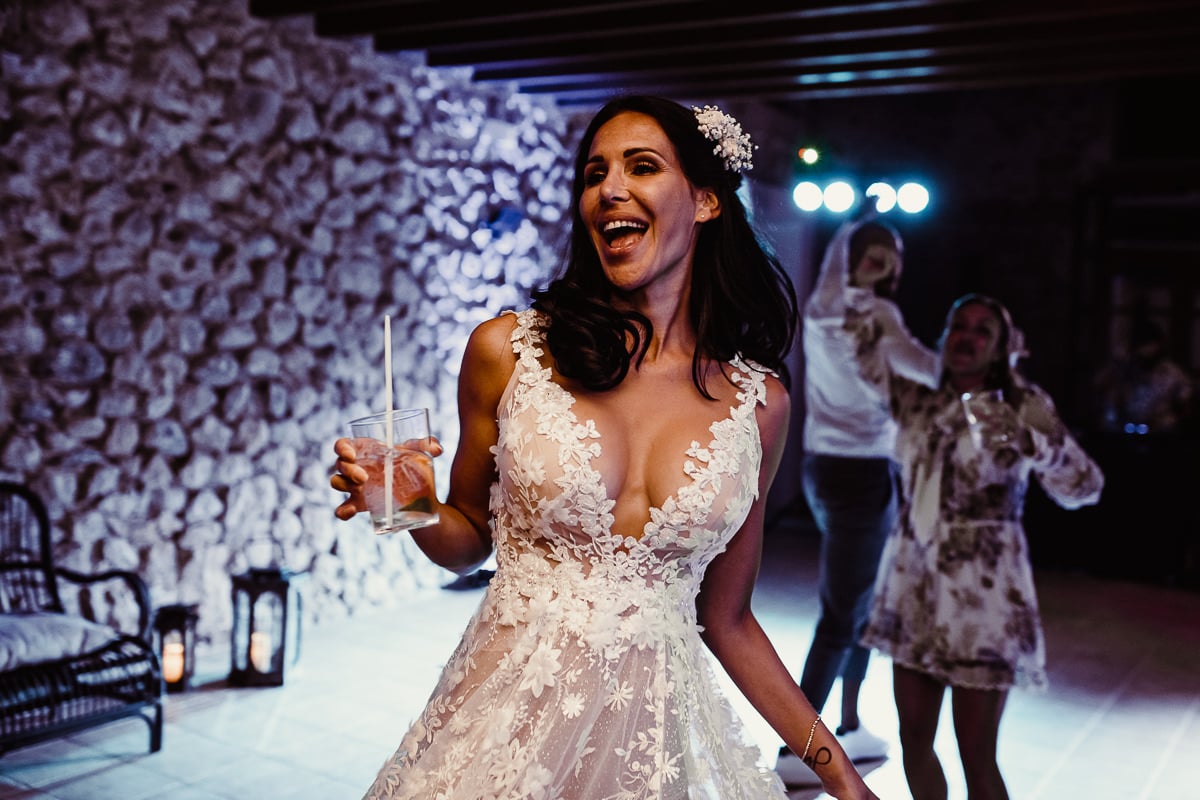 Braut während Hochzeitsparty auf Mallorca