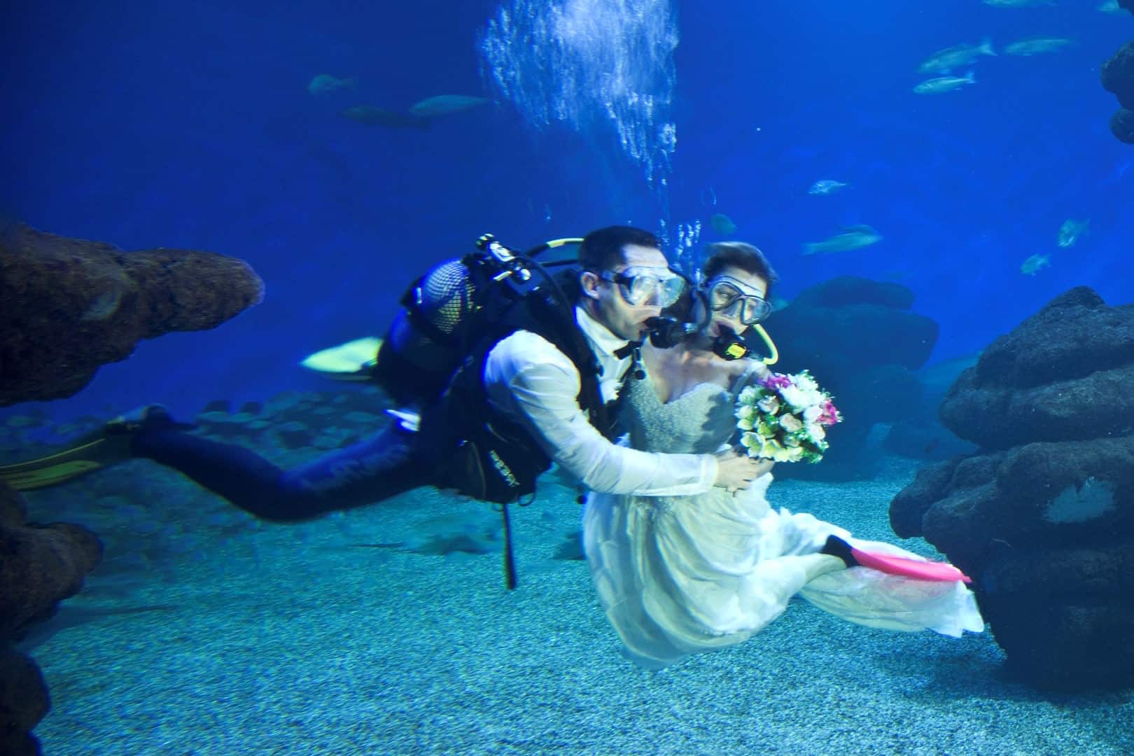 Unterwassershooting einer Mallorca Hochzeit